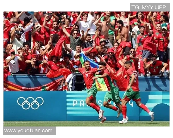 聚焦足球巨星背后的故事与荣耀探索球场内外的辉煌与挑战