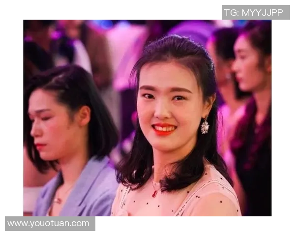 两位女性球迷挑战足球明星盲猜 竟然能猜出这些足球大咖的身份